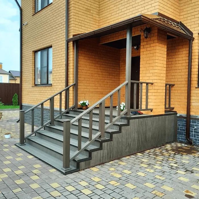 Оформление крыльца ступенями из ДПК (Антрацит)