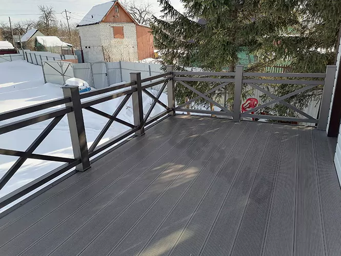 Терраса с ограждениями из ДПК